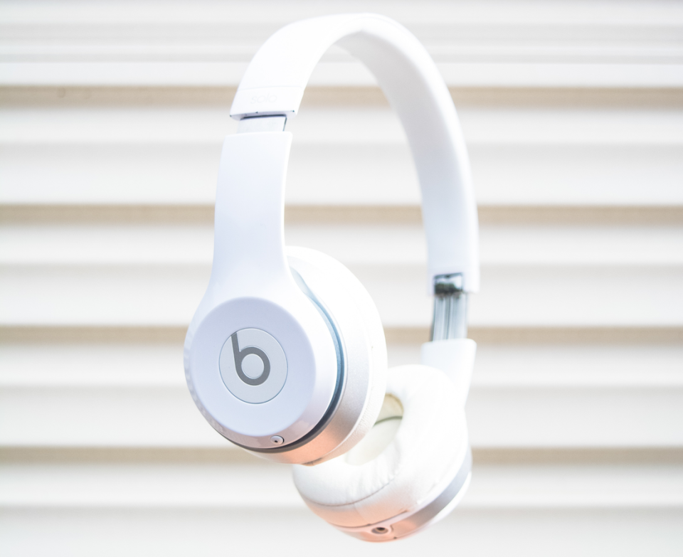 Auriculares Beata en blanco – Foto de Adam Birkett vía Unsplash