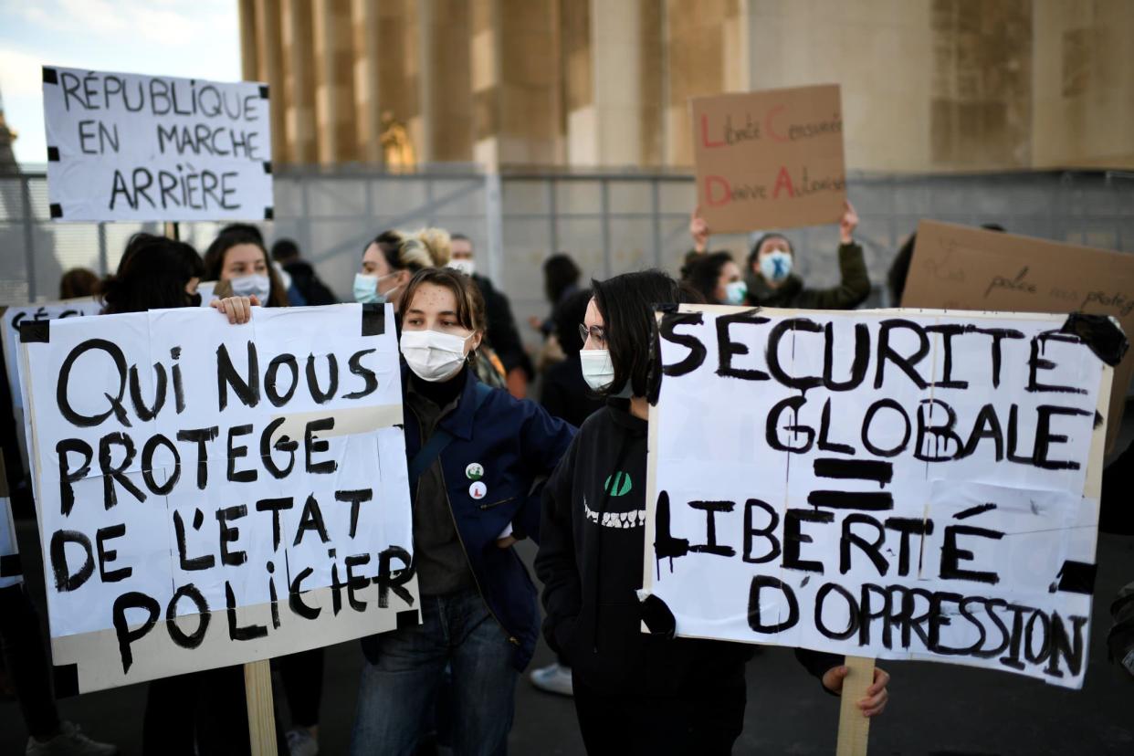 Pancarte contre la loi 