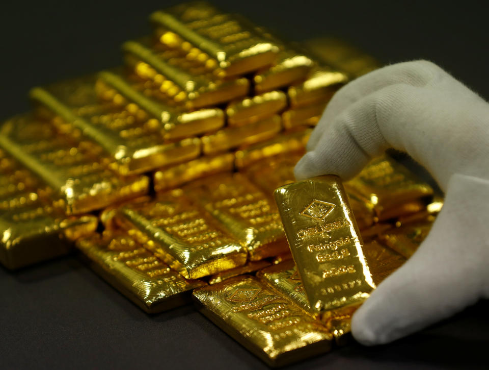 An employee sorts gold bars in the Austrian Gold and Silver Separating Plant ‘Oegussa’ in Vienna, Austria, December 15, 2017. (REUTERS/Leonhard Foeger)