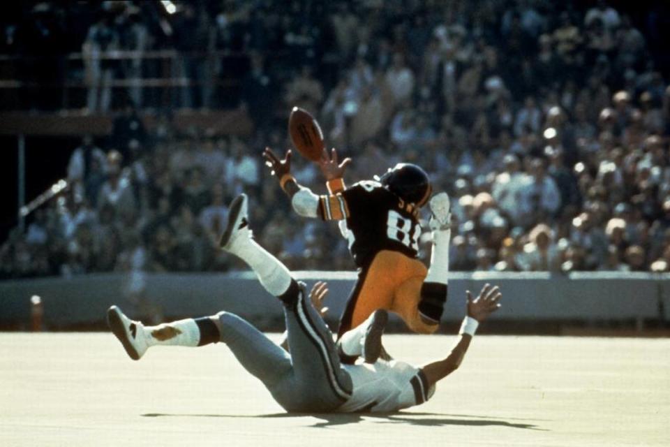 Pittsburgh wide receiver Lynn Swann’s finishes his signature catch, a 53-yard catch-and-recatch over Dallas’ Mark Washington, during Super Bowl X at the Orange Bowl.