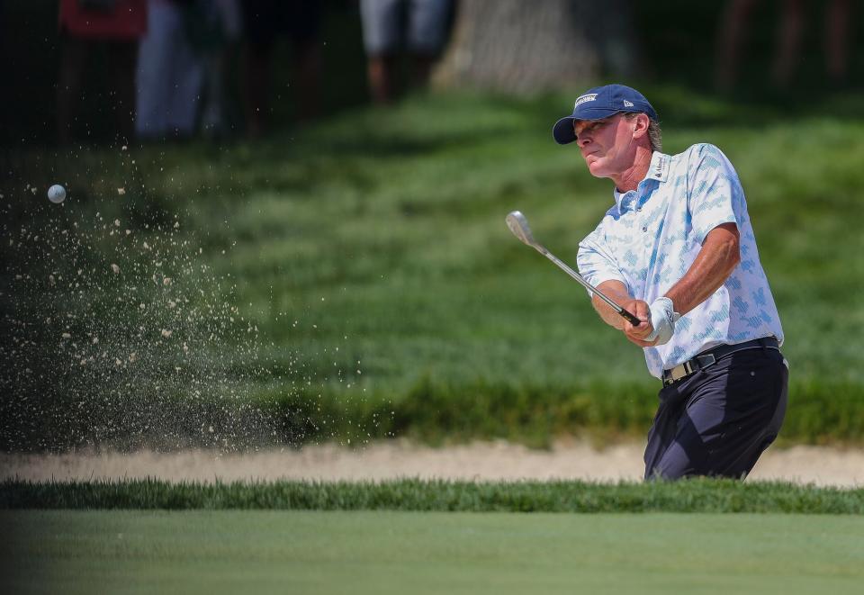 Steve Stricker lanza desde un búnker junto al green en el primer hoyo durante la segunda ronda del US Senior Open 2023 el viernes en SentryWorld.