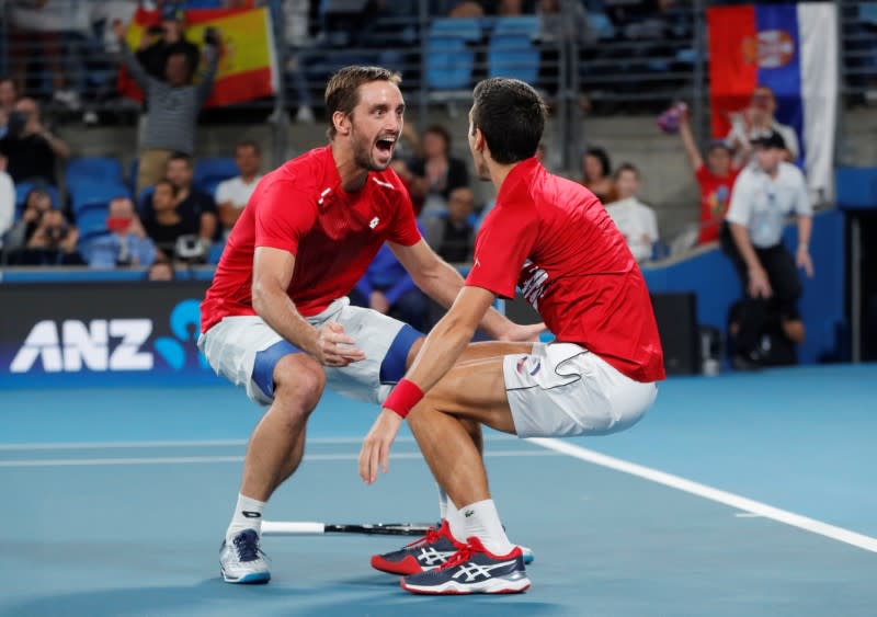 Novak Djokovic y Viktor Troicki de Serbia celebran ganar la Copa ATP, después de vencer en el partido de dobles al español Pablo Carreño-Busta y Feliciano López, en Sídney.