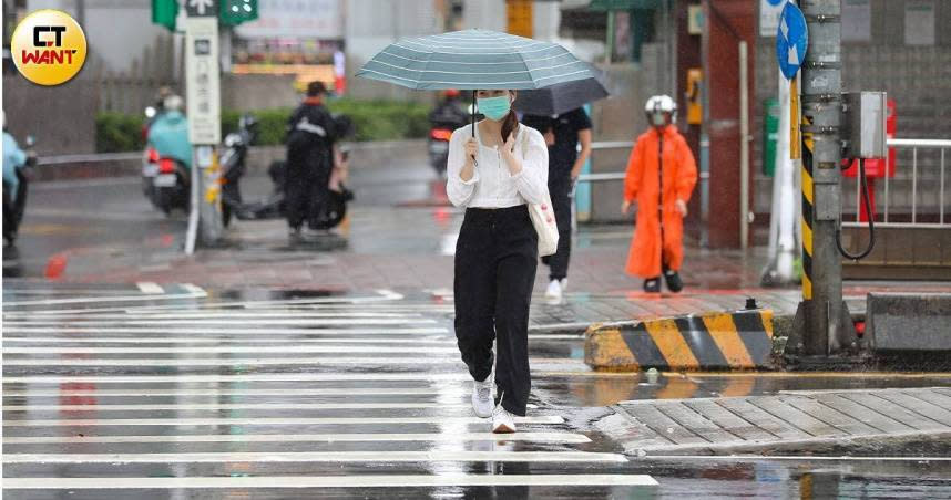 氣象局稍早針對12縣市發布大雨特報。（示意圖／張文玠攝）