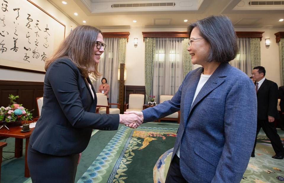 「美國在台協會」（AIT）主席羅森柏格（Laura Rosenberger）（左）與總統蔡英文（右）。（圖／資料照片，圖源：總統府Flickr）