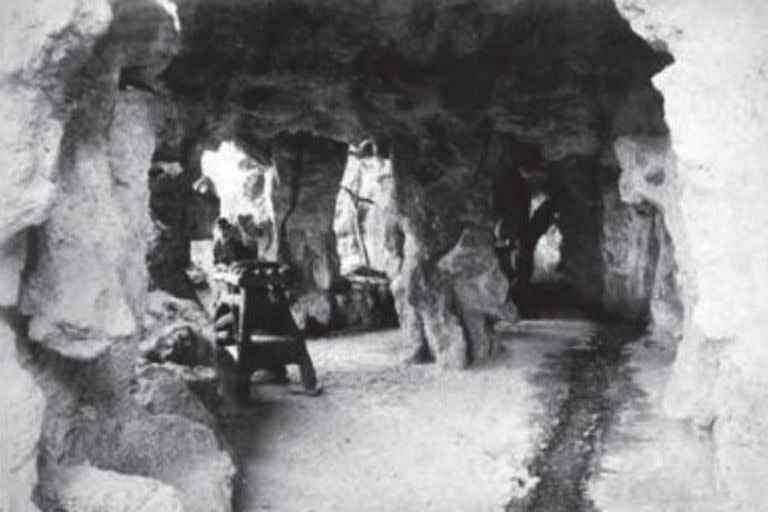 El interior de la gruta de Plaza Constitución