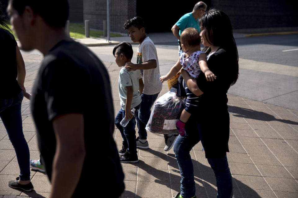 Familias inmigrantes en una estación de autobús en McAllen, Texas, el 2 de julio de 2018. (Ilana Panich-Linsman/The New York Times)