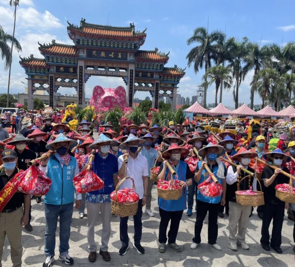 全國義民祭13日在竹縣新埔義民廟登場，由縣長楊文科與貴賓一起挑擔奉飯，以示對義民爺的尊崇。（記者彭新茹攝）