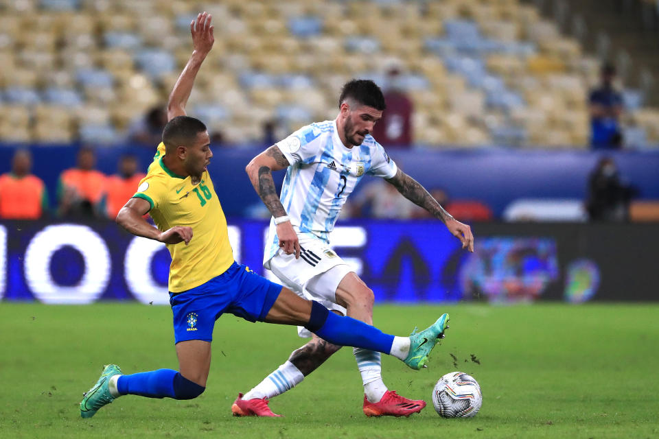 Rodrigo de Paul, que dirigió el arco argentino, no pudo ser detenido por Renan Lodi.  Foto: Puda Mendes / Getty Images