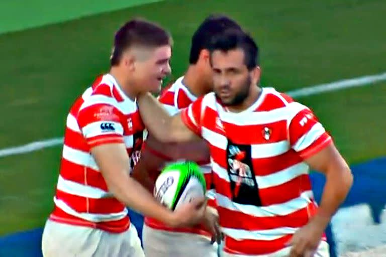 Santiago González Iglesias celebra uno de los tries de Alumni en la etapa inicial, que dominó levemente el ganador en la cancha de CASI.