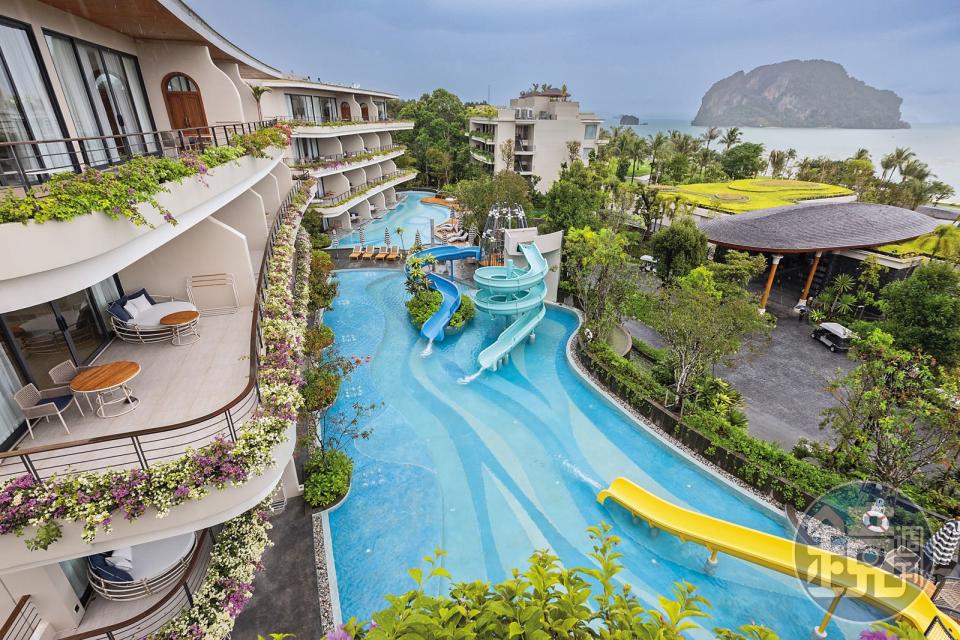 Anantara Koh Yao Yai Resort & Villas家庭套房區專屬的大泳池設有超長滑水道，讓孩子們可以瘋玩，家長則可以居高臨下隨時察看狀況。