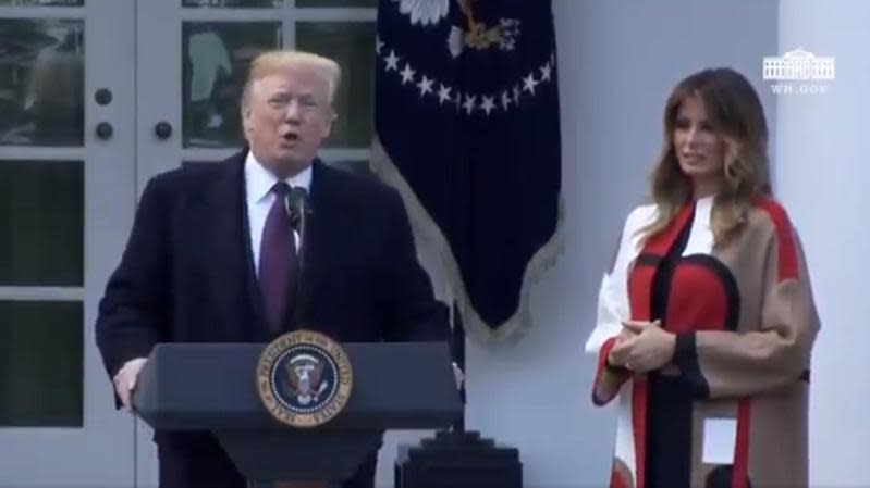川普2018年在白宮出席感恩節特赦火雞儀式。（翻攝白宮影片畫面）