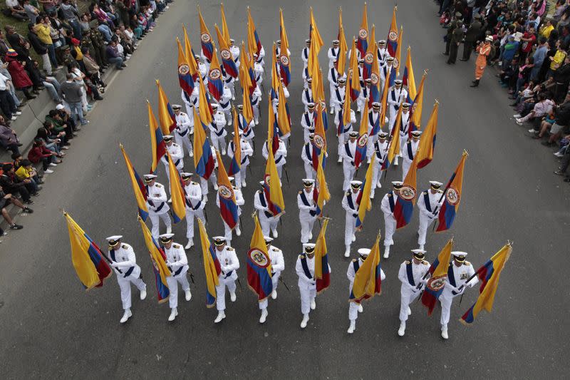 Foto de archivo. Efectivos de la Armada colombiana desfilan durante el Dia de la Indepedencia de Colombia en Bogotá