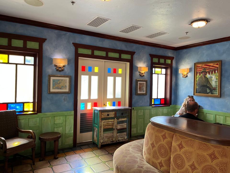 indoor waiting area at skipper canteen in magic kingdom