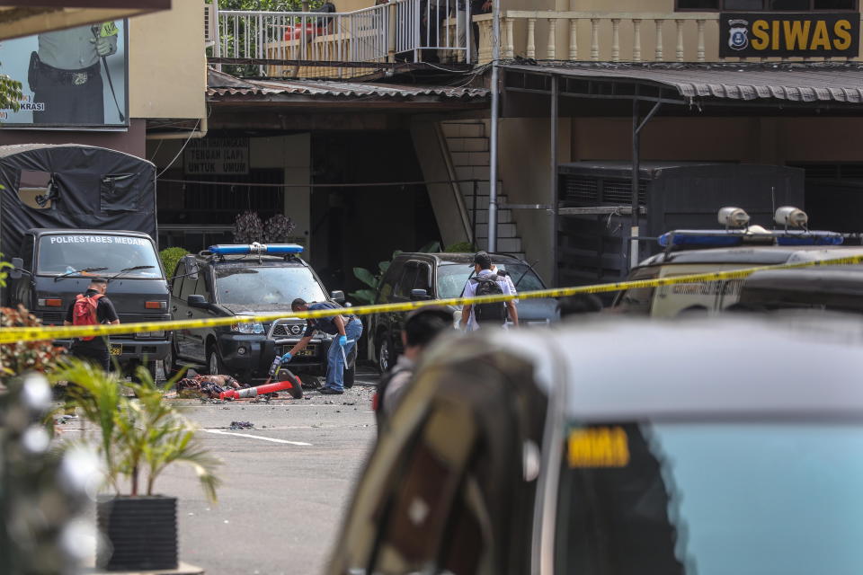 Picture of police in Medan, investigating the crime scene where a suicide bomber killed himself and injured four others