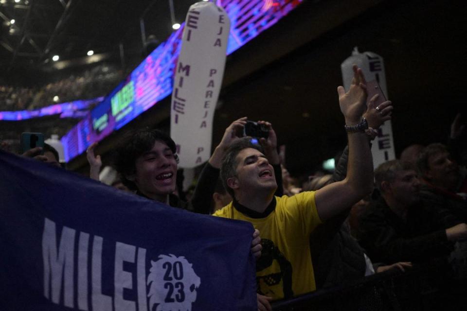 Simpatizantes de Milei con una bandera del candidato presidencial argentino. 