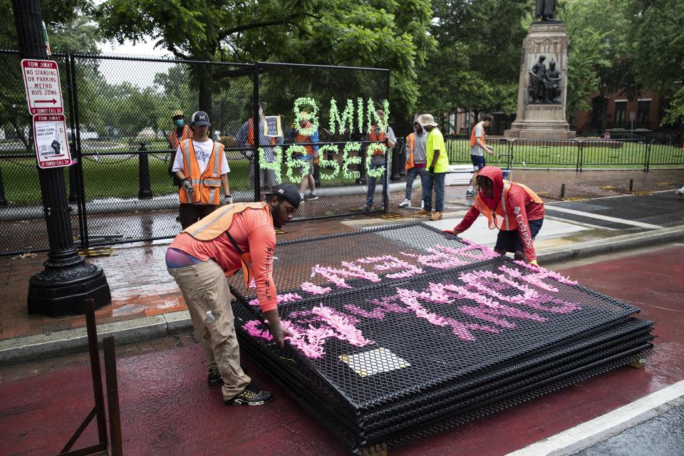 Trabajadores municipales retiran el 11 de junio del 2020 el cerco que habían instalado el día previo en el Lafayette Park, escenario de manifestaciones de protesta por la muerte de George Floyd a manos de la policía. (AP Photo/Alex Brandon)