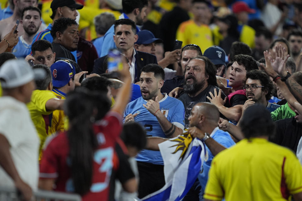 Los jugadores de Uruguay increpan a aficionados al término de la semifinal contra Colombia en la Copa América, el miércoles 10 de julio de 2024, en Charlotte. (AP Foto/Julia Nikhinson)