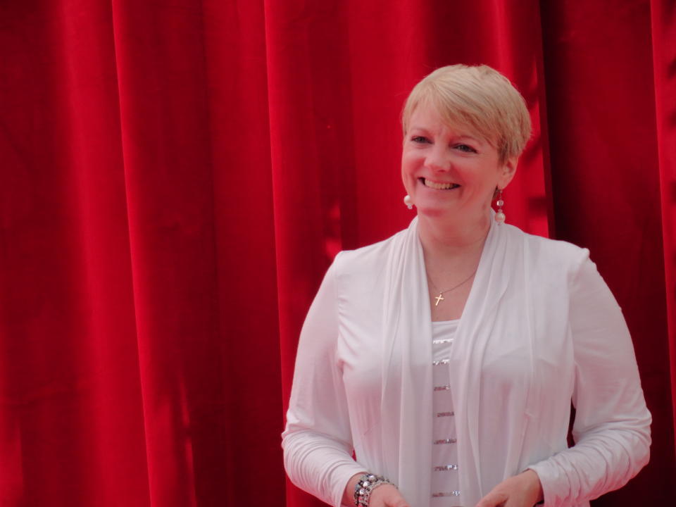 La reconnaissez-vous ? Alison Arngrim, alias Nellie Oleson dans « La petite maison dans la pairie », prends aussi la pose sur le tapis rouge.