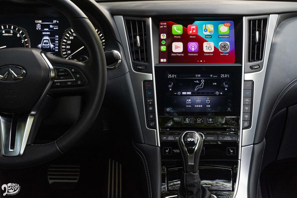 小改款新增了 Apple CarPlay 與 Android Auto。