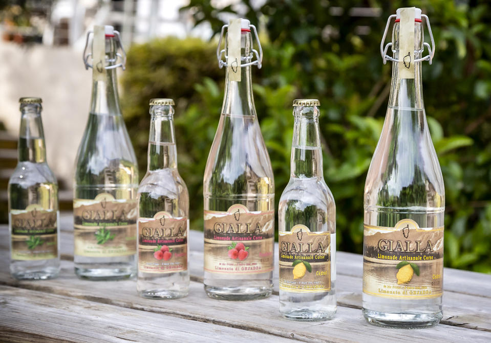 12 x 33cl : 21,80€ ; 6 x 75cl : 18€<br><p>Mettre la Corse en bouteille ! Voilà le défi que se sont lancé Solenne et Christian avec leurs limonades artisanales. Au menu, différents parfums à choisir entre framboise, verveine, cédrat, clémentine, figue, agrumes, et citron.</p><p><a href="https://limonadedegialla.com/" rel="nofollow noopener" target="_blank" data-ylk="slk:limonadedegialla.com;elm:context_link;itc:0;sec:content-canvas" class="link ">limonadedegialla.com</a></p><br>