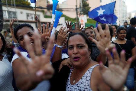 Supporters of President and National Party presidential candidate Juan Orlando Hernandez gesture as they wait for official presidential election results in Tegucigalpa, Honduras, November 28, 2017. REUTERS/Edgard Garrido