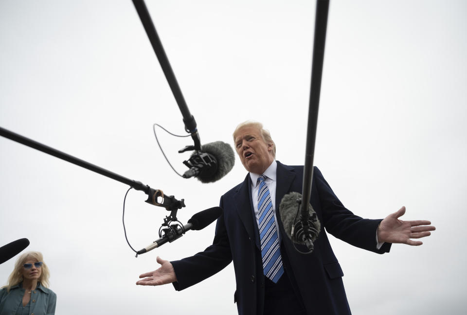 Donald Trump beantwortet Fragen von Journalisten. Der Präsident der Vereinigten Staaten von Amerika hat vorgeschlagen, ganze Städte in "Quarantäne" zu nehmen. Foto: Jim Watson/Pool AFP/dpa +++ dpa-Bildfunk +++