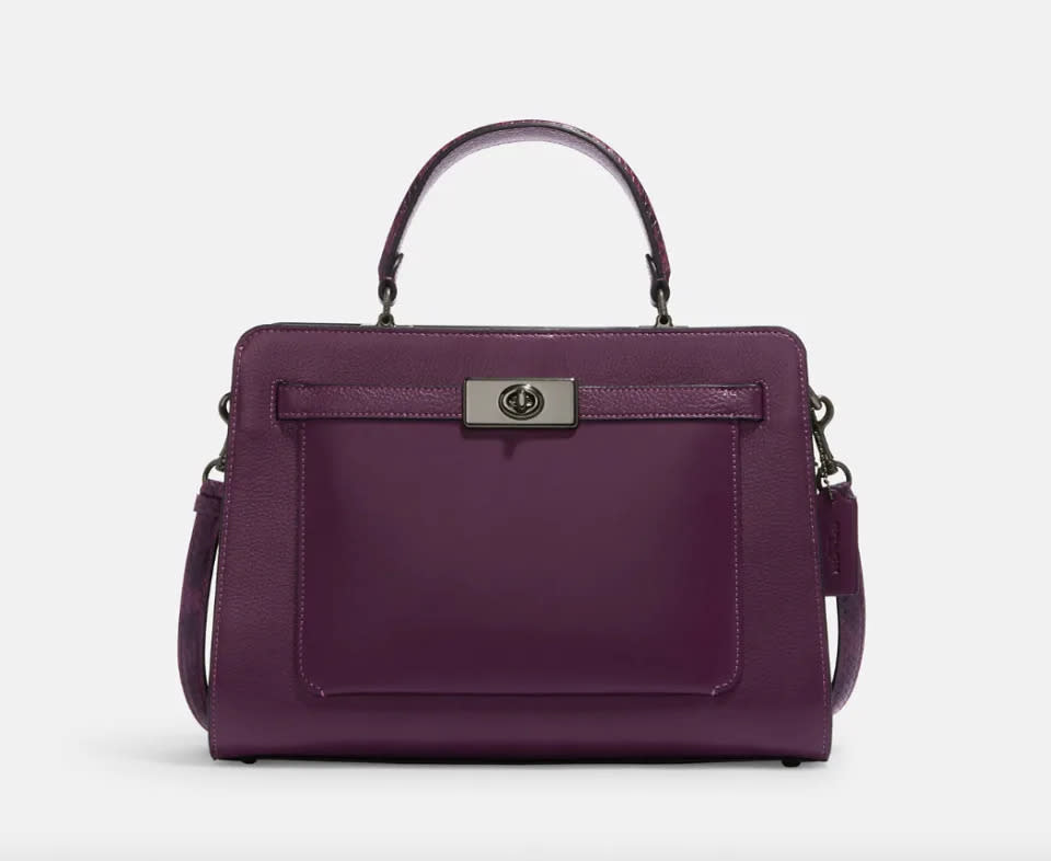 Bolso Lane Carryall en color arándano (foto de Coach Outlet).