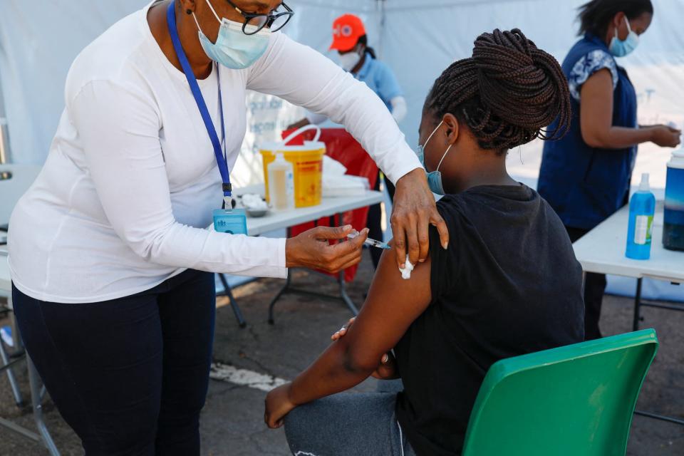 Une femme se fait vacciner à Pretoria en Afrique du Sud lors des élections locales. 1er novembre 2021 - Phill Magakoe - AFP