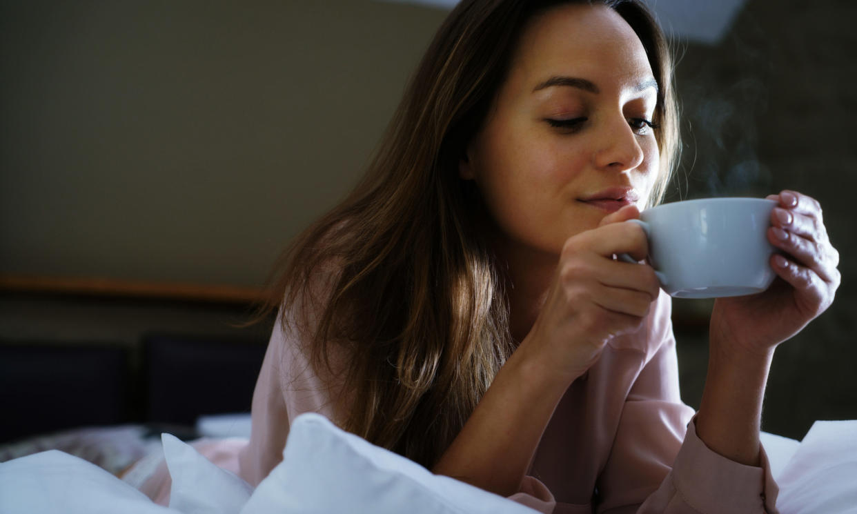 Auf Social Media kursiert ein neuer Trend, der beim Schlafen helfen soll. Das Mittel besteht aus nur drei Zutaten, die ihr möglicherweise sogar Zuhause habt.  - Copyright: Getty Images/John Slater
