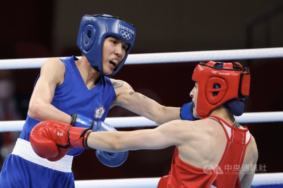 台灣拳擊好手黃筱雯（藍衣）4日在東京奧運女子拳擊51公斤量級4強準決賽迎戰土耳其選手，終場以0比5拿下銅牌。圖為黃筱雯左拳擊中對手。
