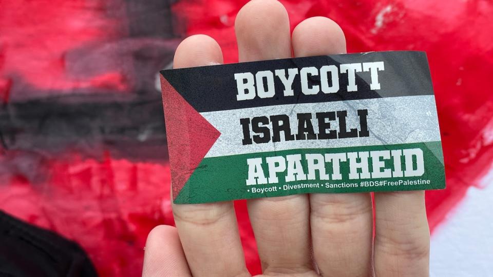 A sticker with a Palestinian flag that reads "Boycott Israeli Apartheid."