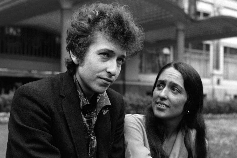 <p>Hulton-Deutsch/Hulton-Deutsch Collection/Corbis via Getty </p> Bob Dylan and Joan Baez