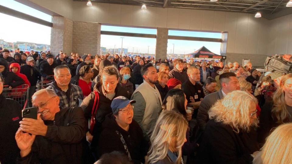 Cientos de compradores esperando afuera del nuevo Costco en el área de Sacramento en East Commerce Parkway en North Natomas, mientras el almacén abría por primera vez el jueves 14 de marzo de 2024. Ishani Desai/idesai@sacbee.com