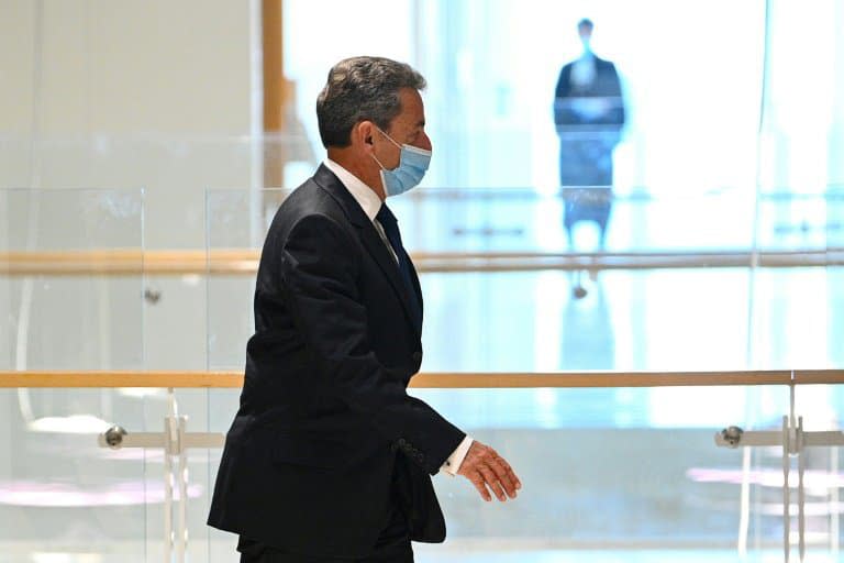 Nicolas Sarkozy quitte le tribunal le 1er mars 2021 à Paris après sa condamnation - Anne-Christine POUJOULAT © 2019 AFP