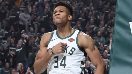 公鹿巨星「字母哥」Giannis Antetokounmpo今締造聯盟歷史。（圖／翻攝自推特）