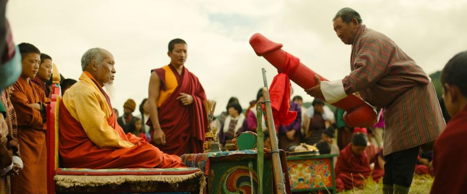 出現在電影中的大型紅色木雕陽具是不丹傳統文化的象徵。（海鵬影業提供）