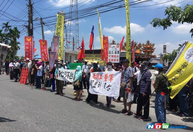 總統蔡英文20日到「屏東瑪家涼山基地」視察，反年改團體對蔡總統行程如影隨形抗議。（圖／記者陳宗傑攝,2017.07.20）