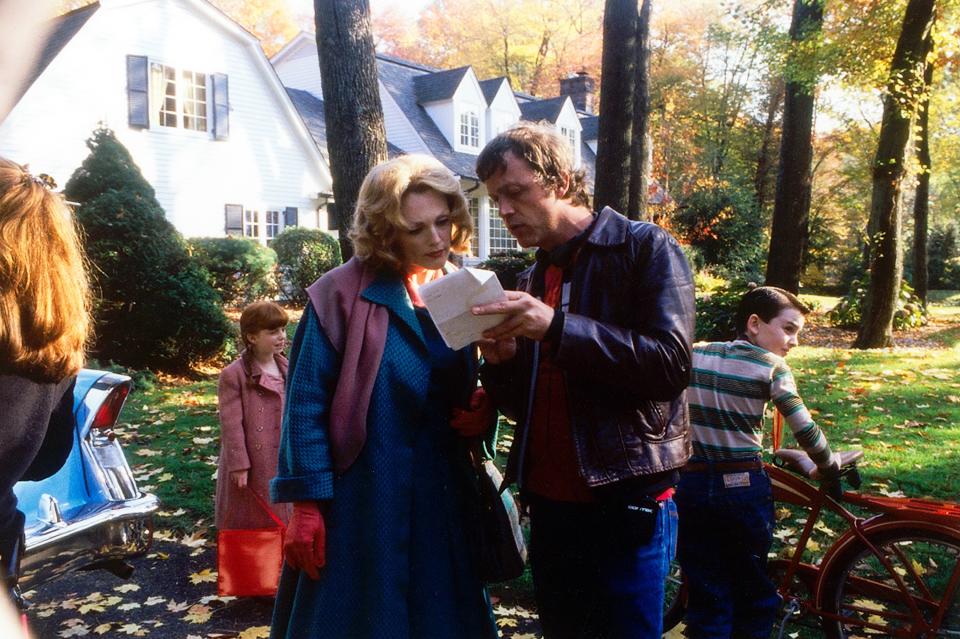 FAR FROM HEAVEN, from left:  Julianne Moore, director Todd Haynes, 2002. © Focus Films/Courtesy Everett Collection