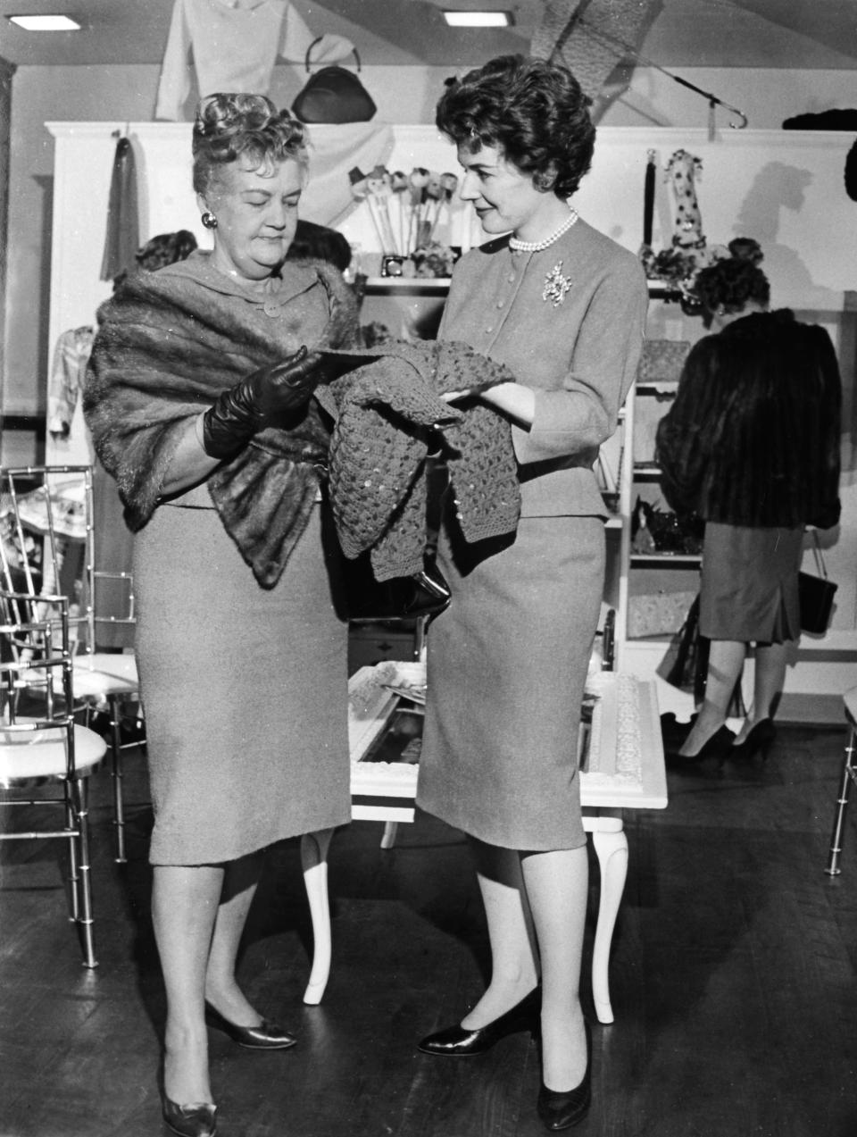 Actress and singer Polly Bergen shows Mrs. Clyde Brownsey a jeweled sweater on Nov. 30, 1959, at the opening of Bergen's new shop, Polly Bergen's Fashions of the Four Seasons, 6113 Chapman Highway.
