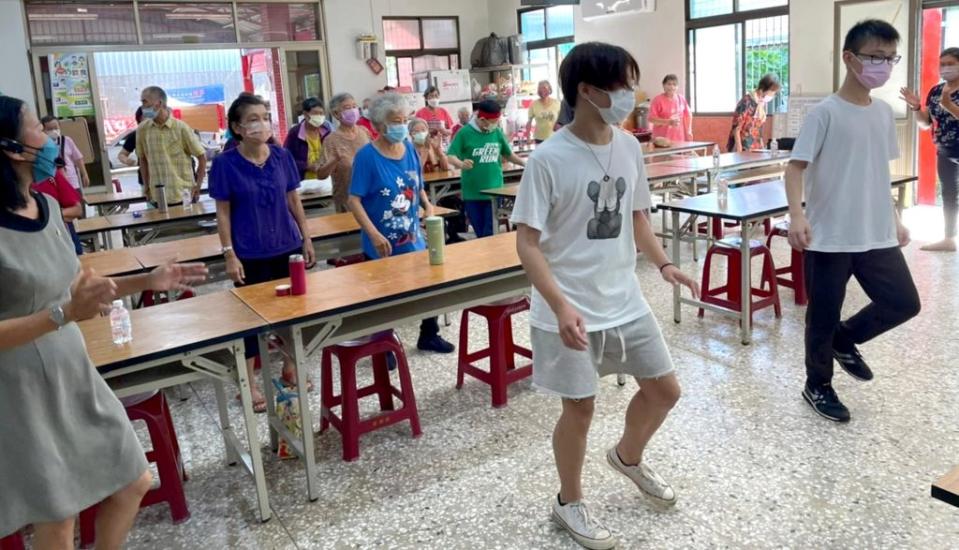 光華高中學生暑假參與崑大西勢社區健康促進站活動，並自編舞步帶領長者一同律動。（崑大提供）