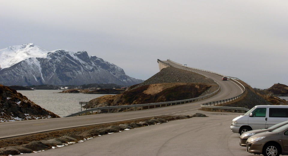 圖／世界特色路橋特搜-挪威大西洋海濱公路，開到一半彷彿橋斷了？全世界最美也最危險的公路。