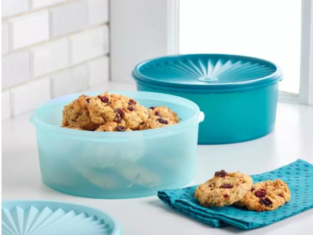 Tupperware Man - The iconic Tupperware Square Keeper has not been available  for years, but she's back with a bang just in time for all your Christmas  bakes. Big 10L capacity, and