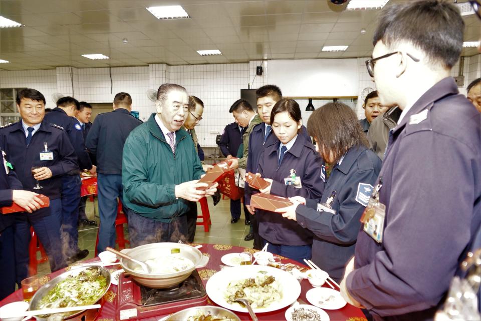 李棟樑在軍友社理事長任內第9次來到嵩山雷達站慰訪官兵，贈送敬軍物資並舉辦敬軍會餐。                       （軍聞社提供）       