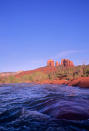 <b>Sedona, USA</b><br><br> Die USA scheinen das Monopol an weltuntergangssicheren Orten zu halten. In Sedona, im Norden Arizonas, wirken magische Kraftwirbel. Für die Indianer konzentriert sich an den Felsen die Energie der Erde. Falls die Gesteinsformation doch keinen Schutz bietet, kann man seine letzten Dollar kurz vor knapp in esoterischen Buchläden und den Freizeitzentren der Region verprassen. Weltuntergang sells! (Foto: ddp)