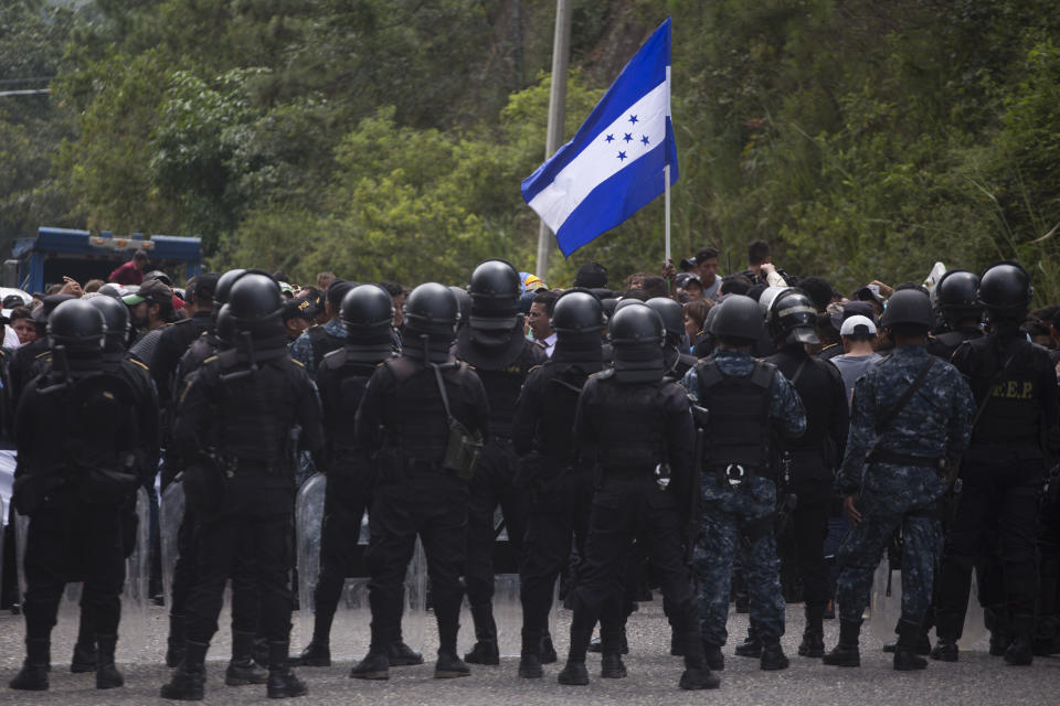 Policías guatemaltecos bloquean la frontera a donde cientos de migrantes hondureños han llegado en Agua Caliente, Guatemala, el lunes 15 de octubre de 2018. (AP Foto/Moises Castillo)