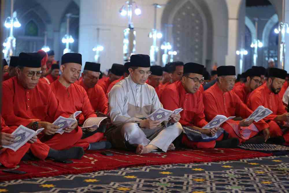 Datuk Seri Azmin Ali joins the prayer and yasin recitation event commemmorating Parti Pribumi Bersatu Malaysia’s third anniversary, September 12, 2019. ― Picture by Yusof Mat Isa