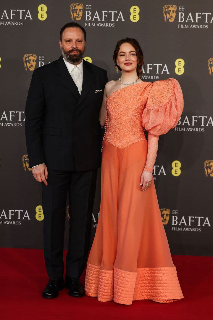 Emma Stone junto al director griego de Pobres criaturas, Yorgos Lanthimos