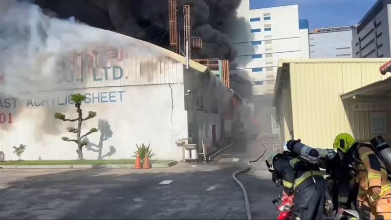 警消灌救起火的廠房。（圖／翻攝畫面）