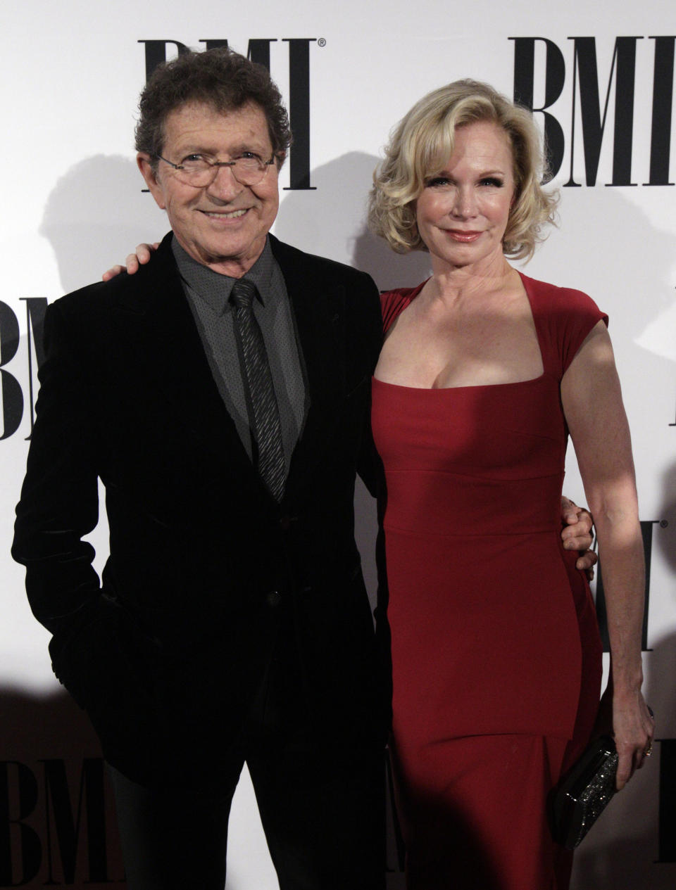 Mac Davis y su esposa, Lise Kristen Gerard, posan en la 63ra entre anual de los Premios BMI de la Música Country en Nashville, Tennessee, el 3 de noviembre de 2015. Davis, astro de la música country que lanzó su carrera escribiendo los clásicos de Elvis Presley “A Little Less Conversation” e “In the Ghetto” y cuyos propios éxitos incluyeron “Baby Don’t Get Hooked On Me”, murió el martes 29 de septiembre del 2020. Tenía 78 años. (Foto por Wade Payne/Invision/AP, Archivo)