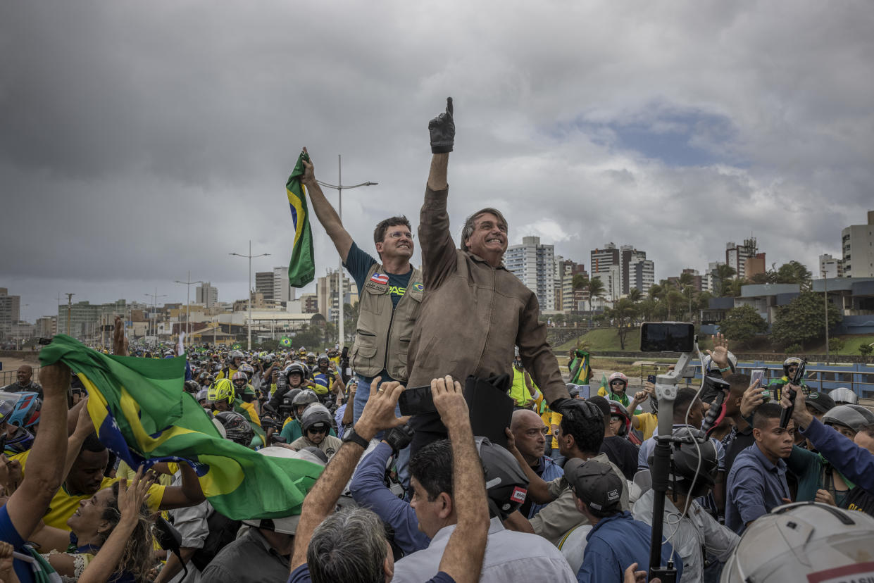 Personas preparándose para un paseo en moto celebrado en apoyo de Bolsonaro en Salvador, Brasil. (Victor Moriyama/The New York Times)